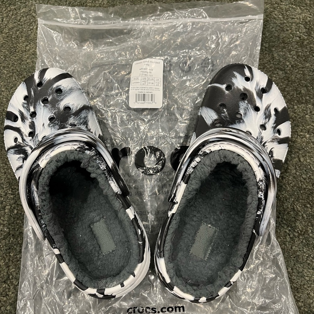 CROCS white/black fuzzy lined clog